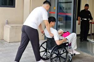 必发体育-心系球队❤曾凡博坐轮椅入场观战总决赛G3 此前腰部重伤赛季报销