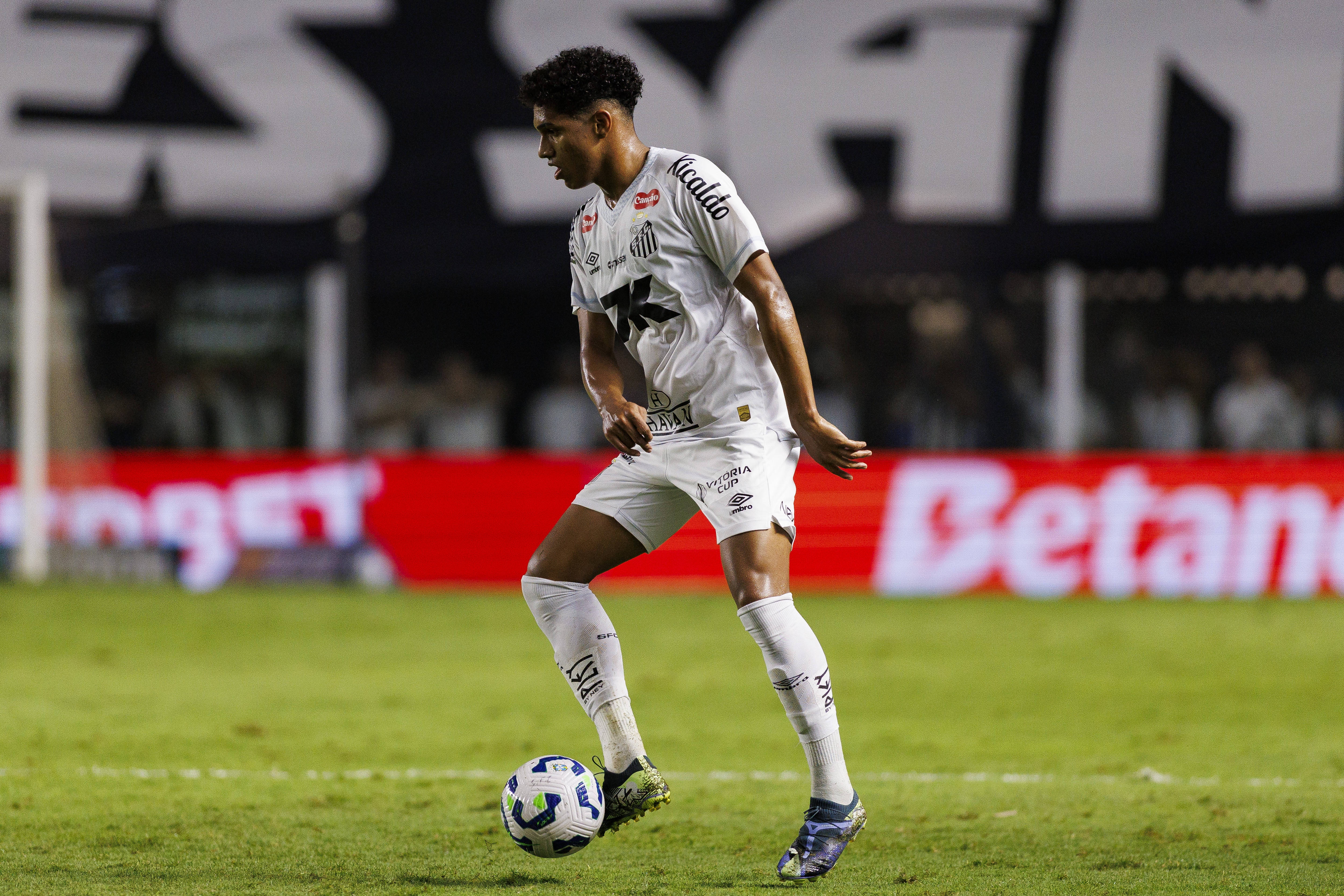 必发下载-记者:桑托斯左后卫索萨未参加训练,他正与热刺进行谈判