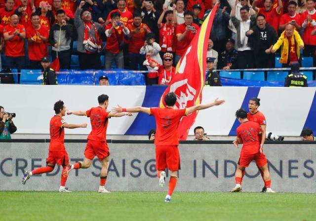 【世预赛】拜合拉木破门张玉宁单刀 国足2比1胜印尼